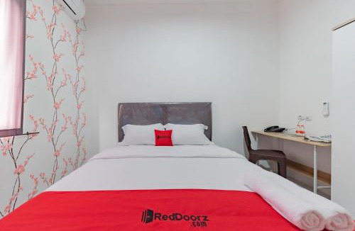 Cipanas Hotel | RedDoorz Syariah Plus near Tugu Bubur Ayam Cianjur