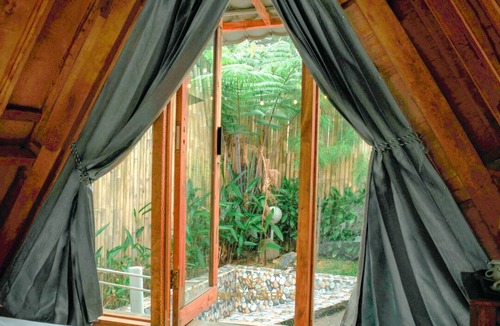Ciater Villa | Resort bernuansa alam dengan kolam renang pribadi !