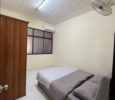 Mak Mandin House | Retro Cozy Corner-lot Homestay 18pax Raja Uda Butterworth Sunway Netflix TV Camping Vibe