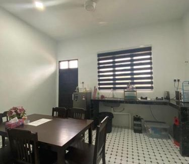 Kampung Pasir Tebakang House | Rina Homestay and Roomstay