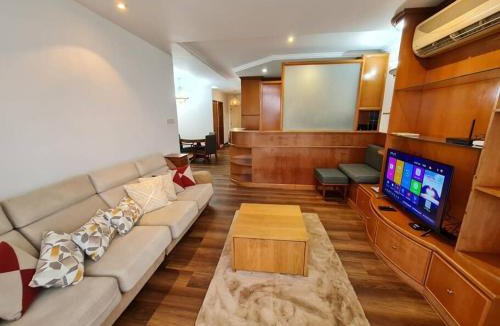 Kampung Surabaya Apartment | Riverbank Suites Waterfront River View Walk to Old Town A2