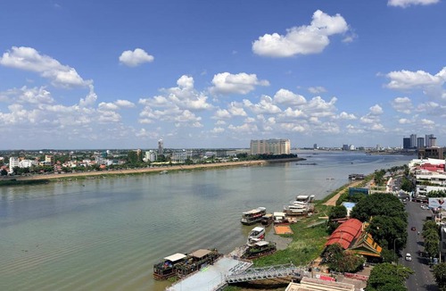 Daun Penh Apartment | Riverside Homestay