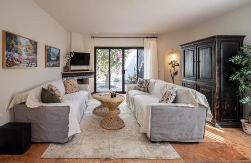 San Miguel de Allende House | Rooftop Jacuzzi! Country-style 4 Bedroom Cottage