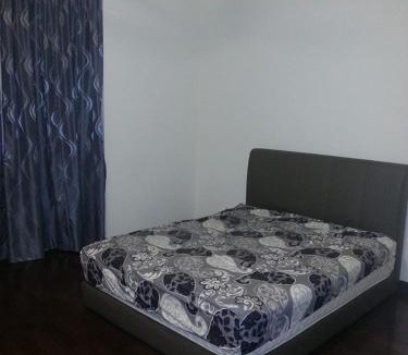 Subang Jaya House | Room private bath at Subang Olives free wifi