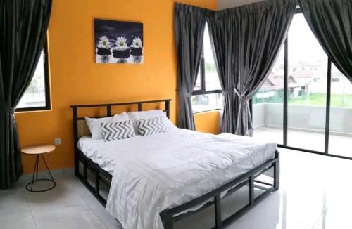 Pasir Pinji House | Roomy Bungalow Stay with Karaoke and Cinama in the House 6 room 6 bathroom 18pax