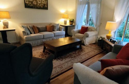 Kota Warisan Bed & Breakfast | Rumah Putih B&B Sepang - KLIA 1&2