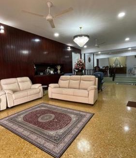 Taman Selamat House | Rumah Tamu Bonda 4 plus 1B Family Homestay 5 minutes drive to Teluk Cempedak Beach