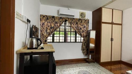 Taman Selamat House | Rumah Tamu Bonda 4 plus 1B Family Homestay 5 minutes drive to Teluk Cempedak Beach