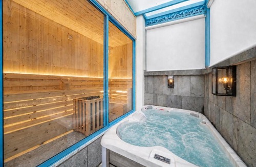 Bai Chay Villa | S Villa Ha Long - City Center, Near Beach - 6BR Private Villa with Pool, Jacuzzi, Sauna, Karaoke