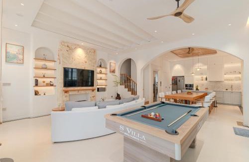 Bai Chay Villa | S Villa Ha Long - City Center, Near Beach - 3BR Private Villa with Pool, Jacuzzi, Sauna, Karaoke