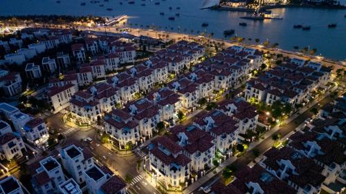 Bai Chay Villa | S Villa Ha Long - City Center & Near Beach - 4BR Private Villa with Pool, Jacuzzi, Sauna, Karaoke