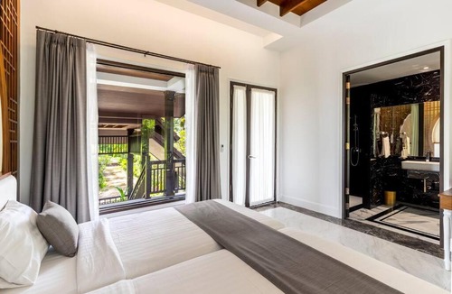 Su Thep Villa | Sclass 2 Luxe Pools Villa & Breakfast , city area