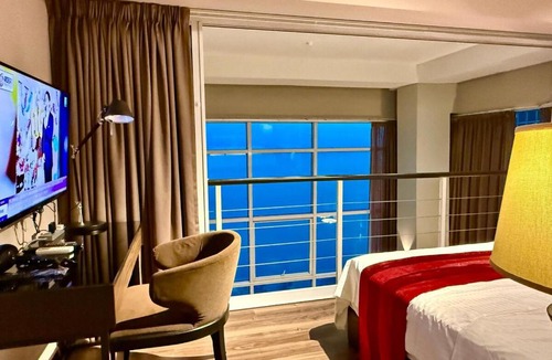 George Town Apartment | Seaview Seafront Duplex in Town with WiFi & Full Kitchen 10