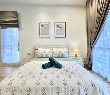 Jalan Bangi House | Serene Homestay Semenyih - Endlot House 4BR for 11 pax