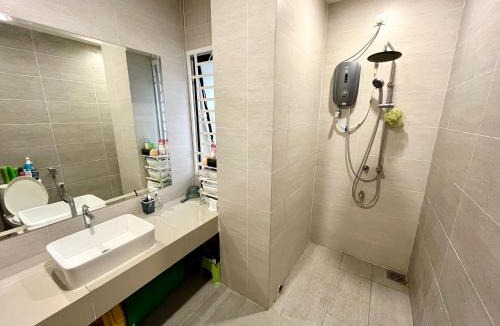 Jalan Bangi House | Serene Homestay Semenyih - Endlot House 4BR for 11 pax
