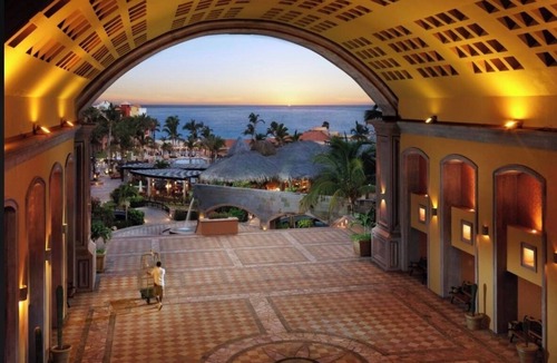 Centro Resort | Set along a sandy beach on the Pacific Ocean, near The Arch of Cabo San Lucas.