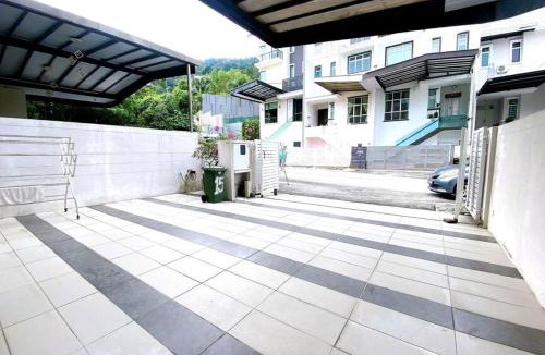 Tanjung Bungah Villa | Shamrock Breeze Villa 2: Coastal Haven for 25 Guests