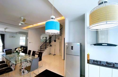 Tanjung Bungah Villa | Shamrock Breeze Villa 2: Coastal Haven for 25 Guests