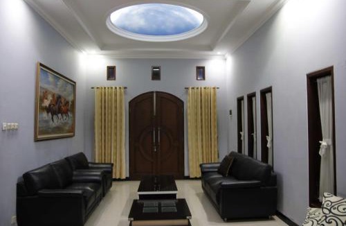 Baturetno House | Shrine Guest House
