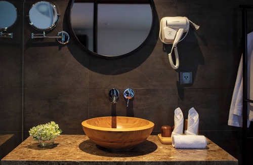 Bai Chay Apartment | Silver Room in Scarlet Pearl Cruise