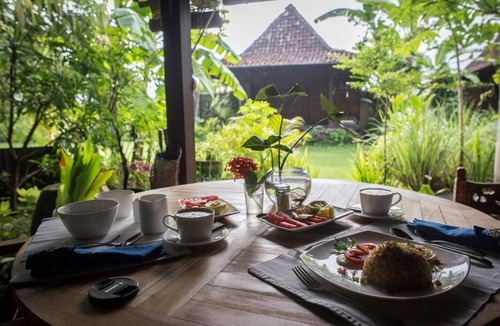 Timbulharjo House | Single Room, with shared dipping pool, in an Antique Bungalow
