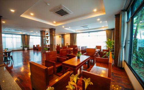 Vang Vieng Hotel | Sisombat Plaza Hotel