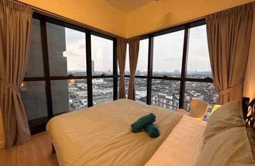Petaling Jaya Apartment | Skyline Luxe 4BR Retreat with En-suite Icon City