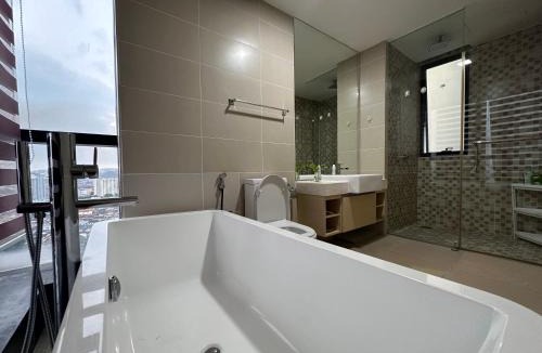 Petaling Jaya Apartment | Skyline Luxe 4BR Retreat with En-suite Icon City