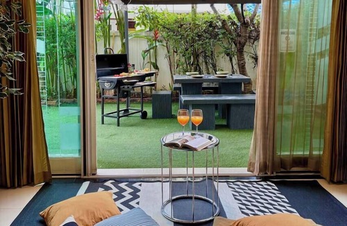 Khlong Tan Villa | Sleep10 | 100" Cinema | Quiet Gated Retreat | Mall