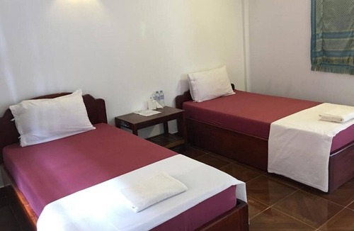 Downtown Siem Reap Bed & Breakfast | Smiley's Guesthouse : Twin Room (Fan & Hot Water)