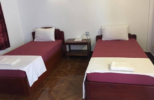 Downtown Siem Reap Bed & Breakfast | Smiley's Guesthouse : Twin Room (Fan & Hot Water)