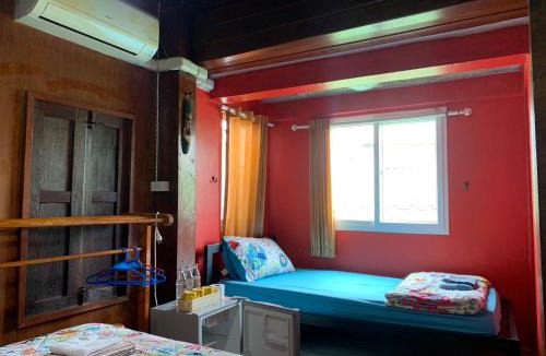 Uthai Thani House | SolarCell walking street Homestay - โซล่าเซลล์ถนนคนเดินโฮมสเตย์