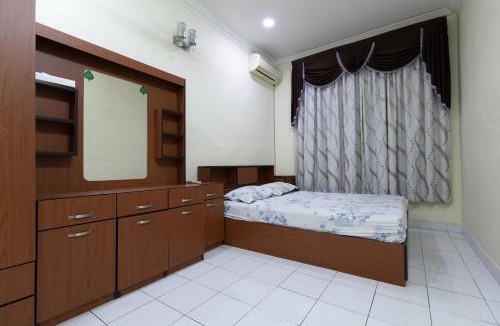 Tanjung Aru House | Spacious 4BR Home Near Beach & Airport Tanjung Aru