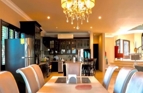 Santa Rosa House | Spacious 5-bedroom house with AC, WiFi in welcoming San José del Cabo/ocean view