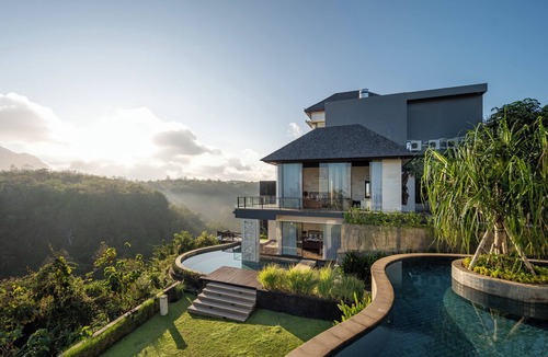 Jimbaran Villa | Spacious 5-bedroom villa in fabulous Bali with Seaview