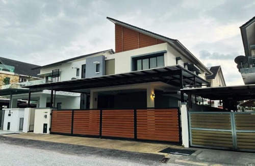 Bandar Baru Bangi House | Spacious 6BR Family Home Near Shops and Wi-Fi