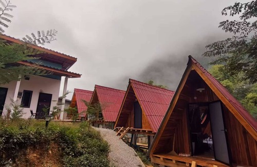 Nong Khiaw House | Spacious 7-bedroom bungalow in charming Nong Khiaw with AC