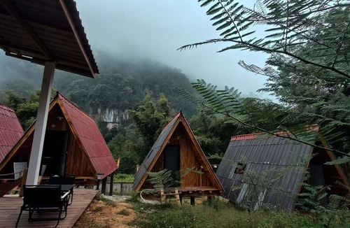 Nong Khiaw House | Spacious 7-bedroom bungalow in charming Nong Khiaw with AC