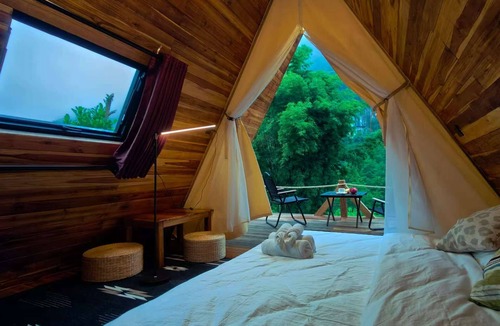 Nong Khiaw House | Spacious 7-bedroom bungalow in charming Nong Khiaw with AC