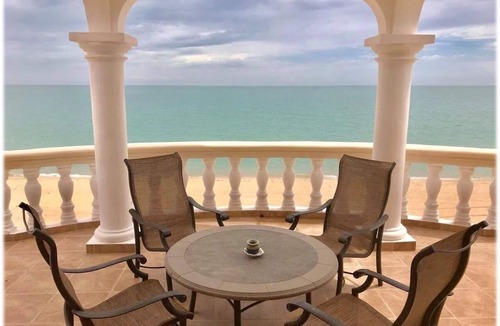 Villas de Las Palmas House | Spacious Home Great for a Family Vacation Right on the Beach!