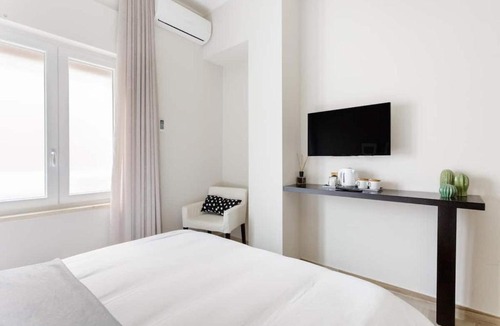 Tanjung Priok House | Spacious Private Ensuite Room for 3 people