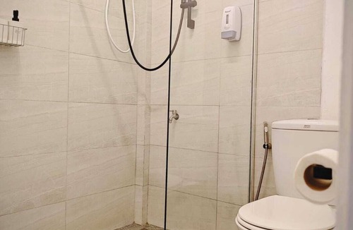 Chidlom Hotel | Spacious 5-bedroom hotel with WiFi, AC in delightful Krung Thep Maha Nakhon