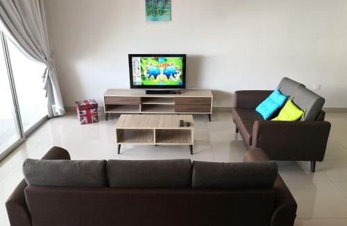 Jenjarom House | Sparkling clean Homestay @ Kota Kemuning - Rimbayu