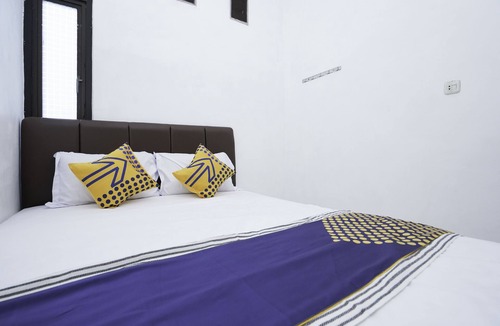 Gresik Hostel | SPOT ON 2479 Berkah Residence Syariah