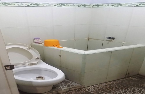 Waru Hotel | SPOT ON 93880 Guest House Bu Iin Syariah