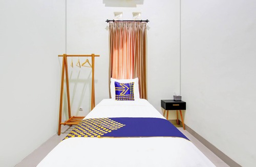 Cepu Hotel | SPOT ON 94076 Tinampi House Syariah