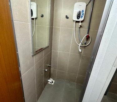 Kampung Sungai Kayu Ara Hotel | SS GREY HOSTEL Bandar utama