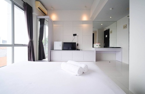 Darmo Apartment | Strategic And Comfy Studio (No Kitchen) At Grand Darmo Suite Apartment