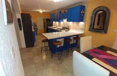 Cancun House | STUNNING SKY DECK/FERRY & BEACH 2min/POOL/SLEEPS 5-16/24-7 SECURITY/GARDEN PATIO