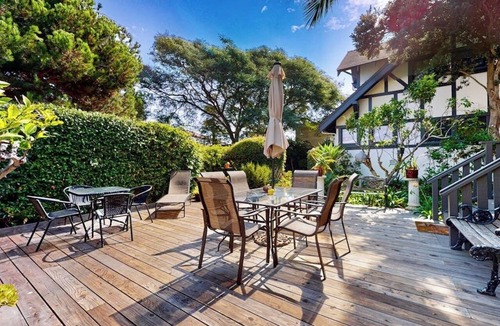 East Beach Apartment | Sunny corner studio - 1 block to East Beach